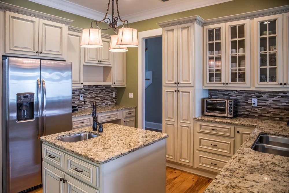 Breaking Down the Pros and Cons of Polished and Honed Granite Countertops